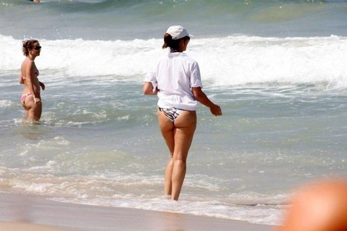 Mulher de Nalbert, Amandha Lee vai à praia com a filha, mas esconde o corpo