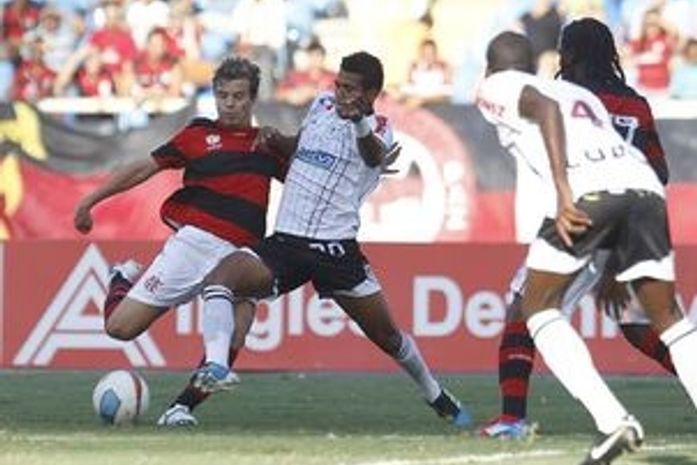 Fla vence Americano e confirma a primeira colocação