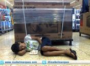 Menino de rua dorme no setor de eletrodomésticos do Hiper da Gruta