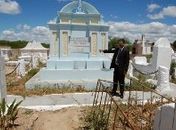 vereador comunista mostra o mausoléo de Delmiro Gouveia abandonado,.