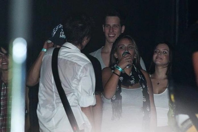 Giovanna Lancellotti assiste da coxia ao show do ex, Pe Lanza