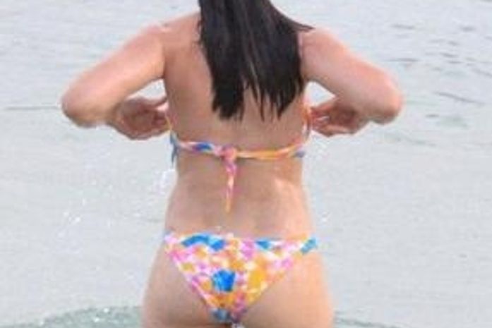 Nada de biquininho. Adriana Birolli vai à praia de biquinão