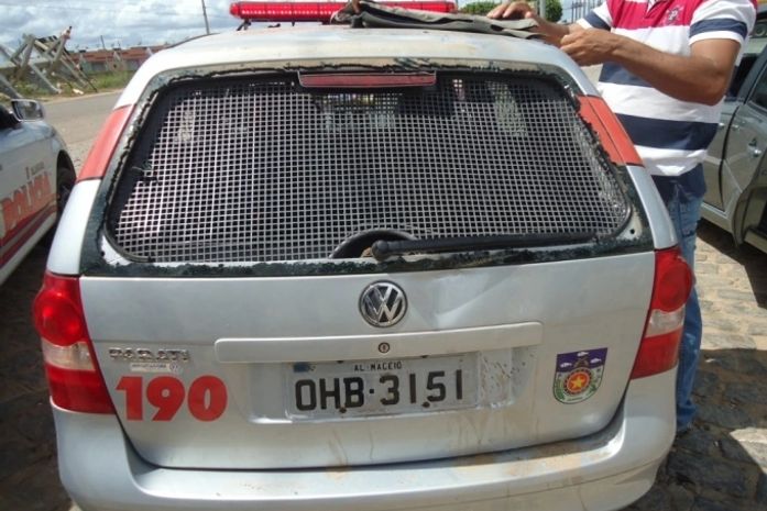 Homem é preso em Feira Grande após danificar viatura da Polícia Militar