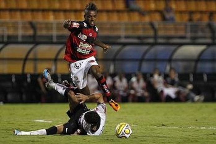 Jogador do Oeste tem crise convulsiva e é levado para hospital