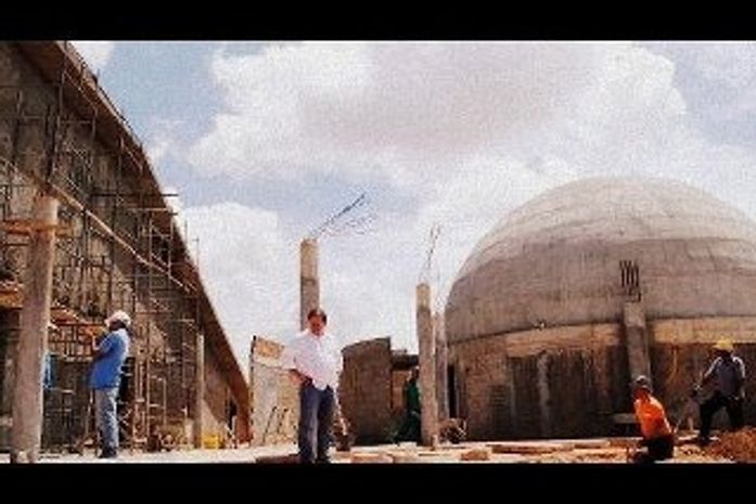 Luciano visitando a obra do planetário no final do Lago da Perucaba