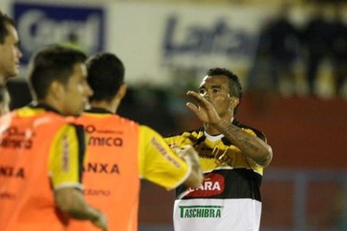 Após reunião,alagoano Zé Carlos é reintegrado ao elenco do Criciúma
