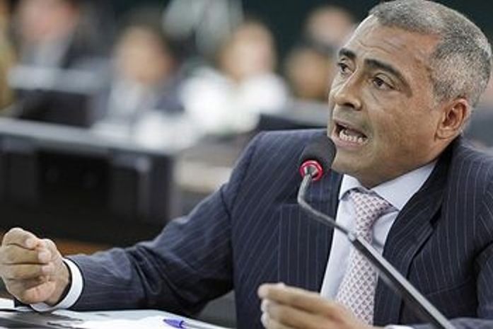 Romário defende Joel Santana para lugar de Mano na seleção