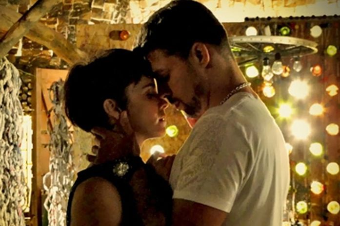 Após beijo apaixonado, Jorginho e Nina fazem amor, em Avenida Brasil