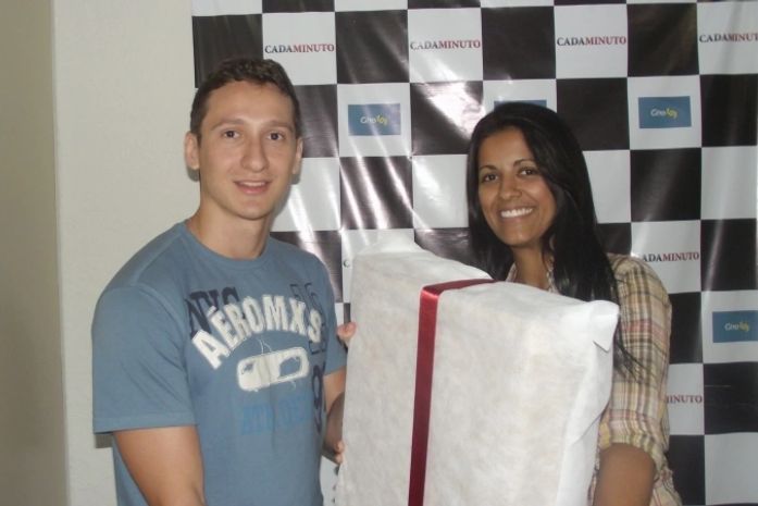 Ganhador Fábio Gêda e a coordenadora Comercial Elayne Lopes