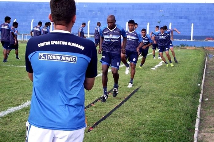 Preparador Rodrigo Albuquerque em ação pelo CSA.