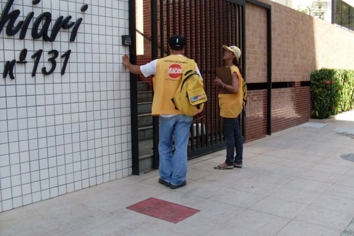 Agentes visitam residências