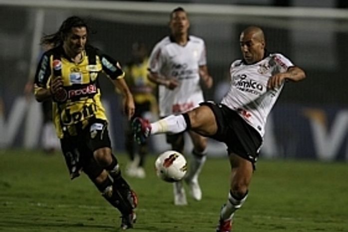 Em ritmo de treino, Corinthians faz 6 no Táchira e confirma ponta