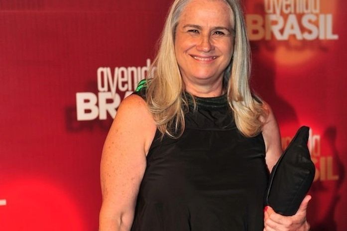 'Avenida Brasil': Nilo insinua que mãe Lucinda matou alguém