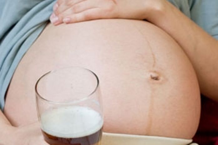 Síndrome de alcoolismo fetal causa danos permanentes no bebê