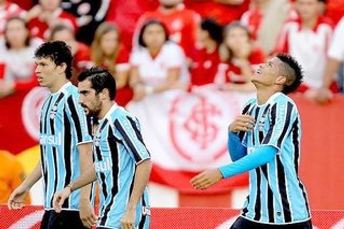 Leandro (D) foi parado em uma blitz da lei seca em Porto Alegre (RS) e apresentou CNH falsa