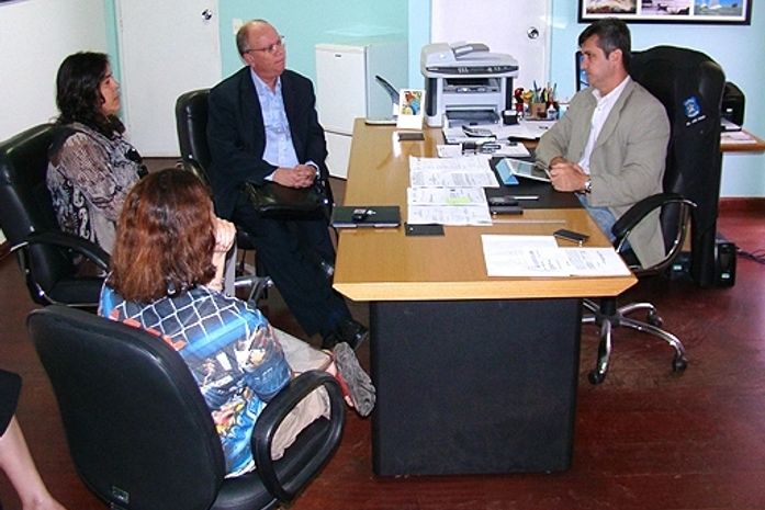 Delegado-geral da Polícia Civil, José Edson Freitas, recebendo parentes e uma comissão
de Direitos Humanos, da Secretaria da Mulher e Cidadania