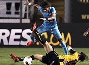 Santos bate The Strongest no fim, salva "estreia azul" e avança líder