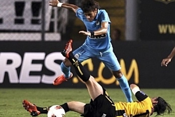 Santos bate The Strongest no fim, salva "estreia azul" e avança líder