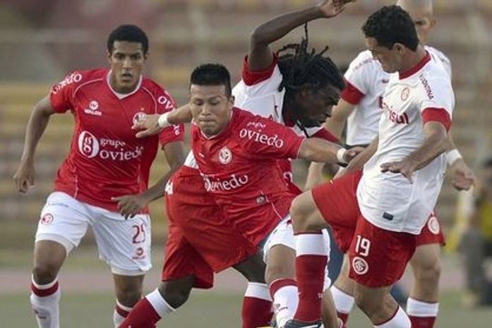 Inter joga mal, perde para o Juan Aurich e pega o Fluminense na Libertadores