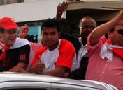 Adriano Gabiru é recebido com desfile em carro aberto por Bagé