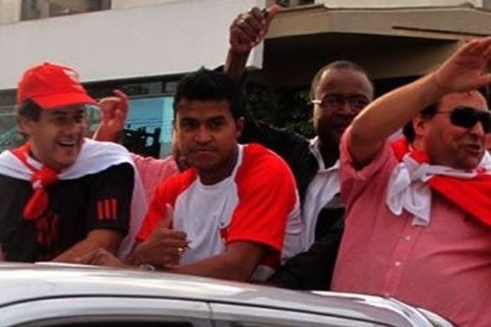 Adriano Gabiru é recebido com desfile em carro aberto por Bagé