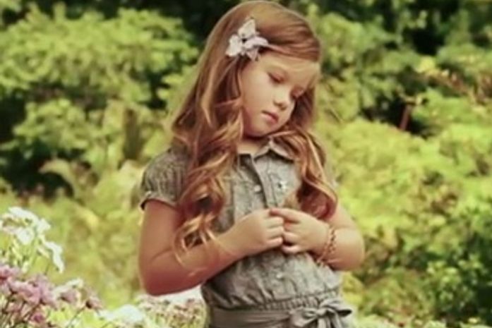 Aos 5 anos, sobrinha de Gisele Bündchen assina linha de roupas