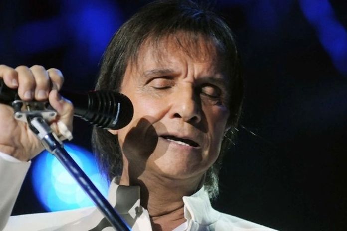 Roberto Carlos festeja 71 anos e ganha coro de 8,5 mil pessoas no RJ