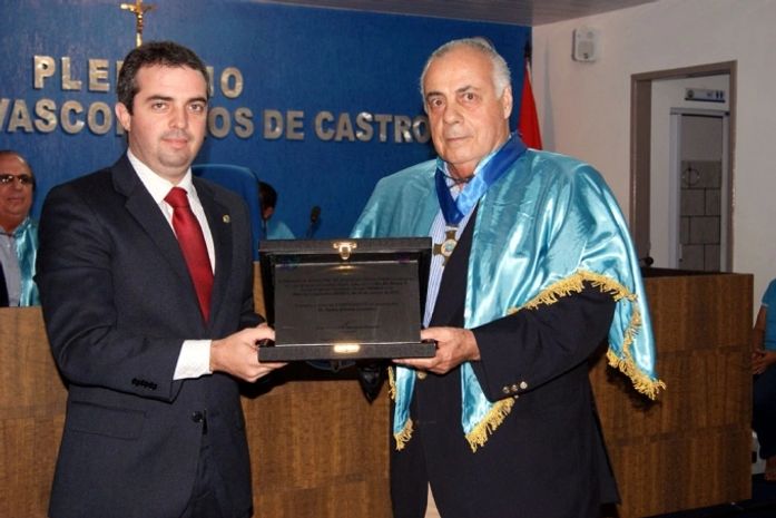 Presidente da Câmara, João Sampaio (PDT), entrega título de Comendador  ao empresário Dr. Pedro Silveira Coutinho