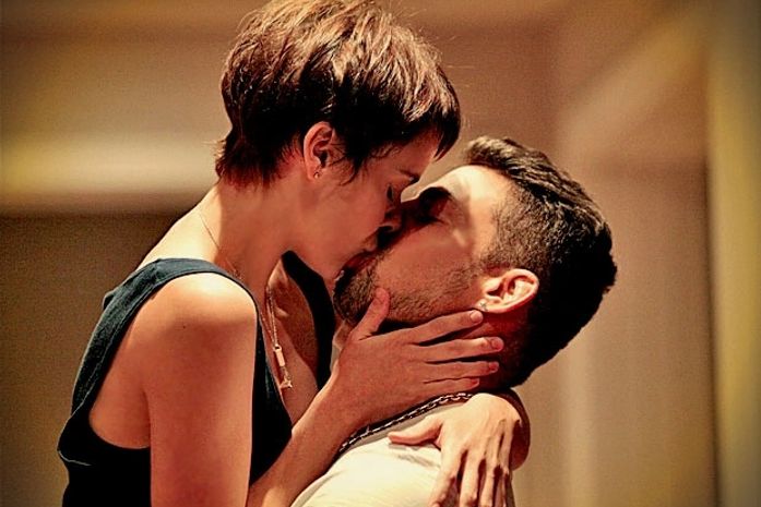 Nina se entrega a Jorginho após ler as cartas que ele lhe escreveu na infância