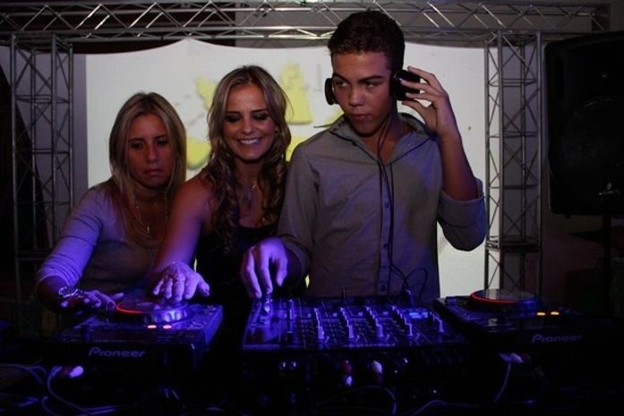 Ronald toca em seu aniversário: 'Ele é o DJ do prédio', diz a mãe, Milene