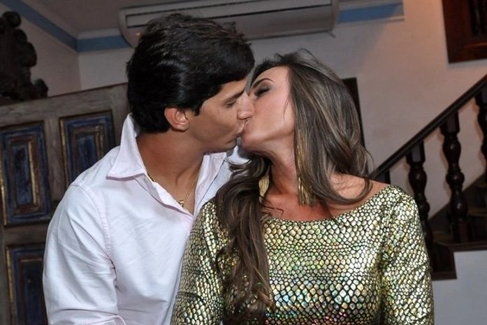 Bahls aparece pela primeira vez com o (ex) atual namorado em festa