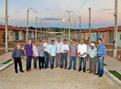 Senador Renan ao lado do prefeito James e assessores visitam conjunto em Palmeira