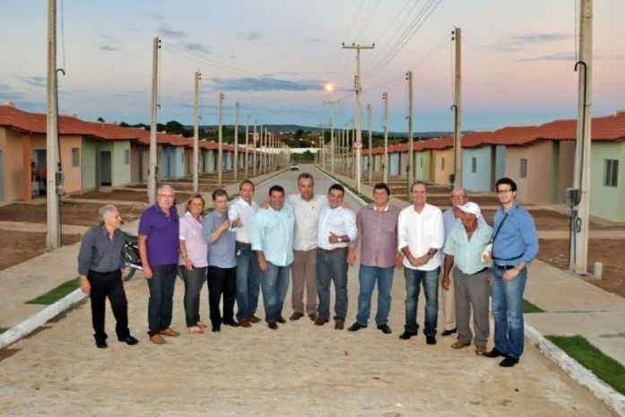 Senador Renan ao lado do prefeito James e assessores visitam conjunto em Palmeira