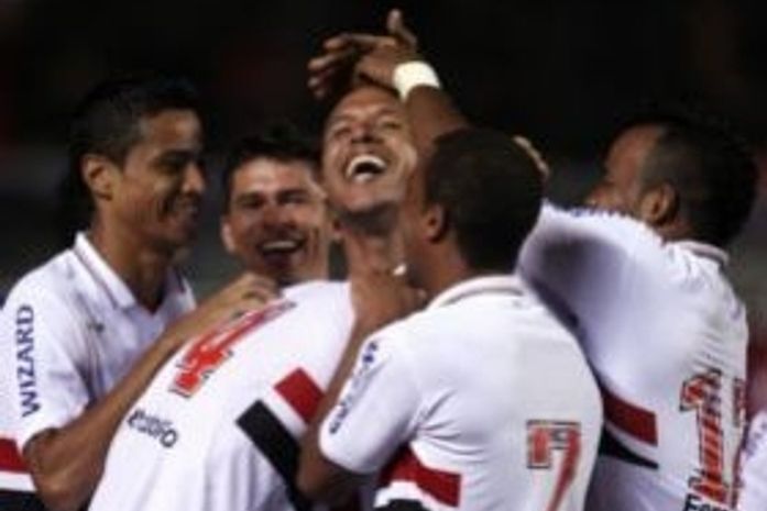 São Paulo goleia Bragantino e está na semifinal