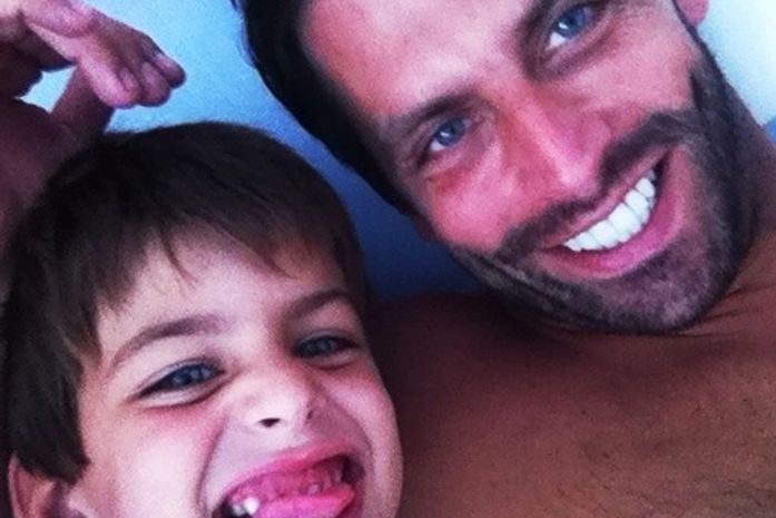 Ator Henri Castelli posta foto ao lado do filho: 'Não aguento de saudade'