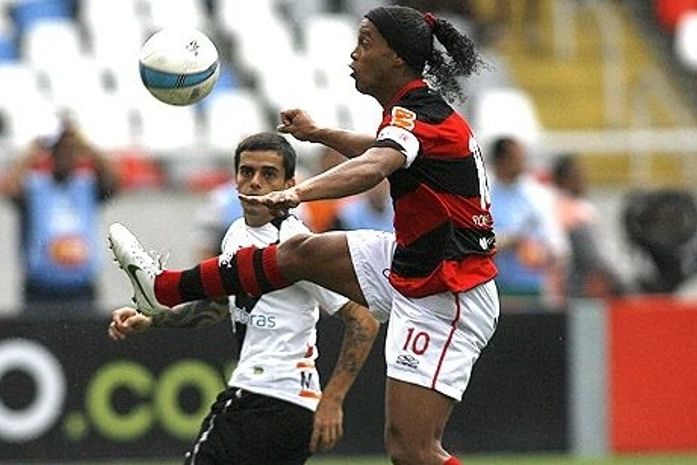 Felipe faz dois, Vasco vira contra o Flamengo e vai à final