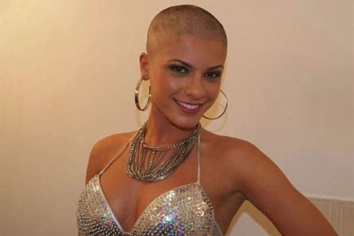 "Panicat" chora ao raspar cabeça no palco do "Pânico na Band"