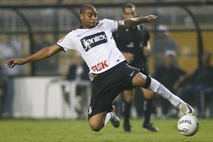 Todos jogadores bebem cerveja, minimiza Adriano