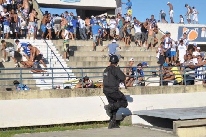 Torcedores criticam ação da polícia durante o Clássico das Multidões