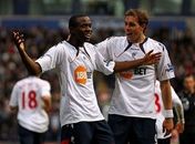 Muamba volta a chutar bola e planeja retorno aos gramados