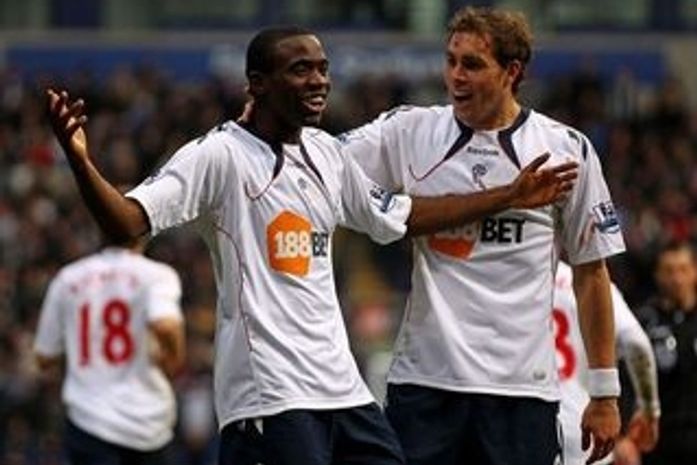 Muamba volta a chutar bola e planeja retorno aos gramados