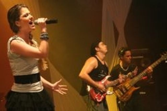Millane Hora se apresenta na temporada 2012 do Projeto Linda