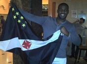 Campeão do UFC, Jon Jones comemora vitória com bandeira do Vasco