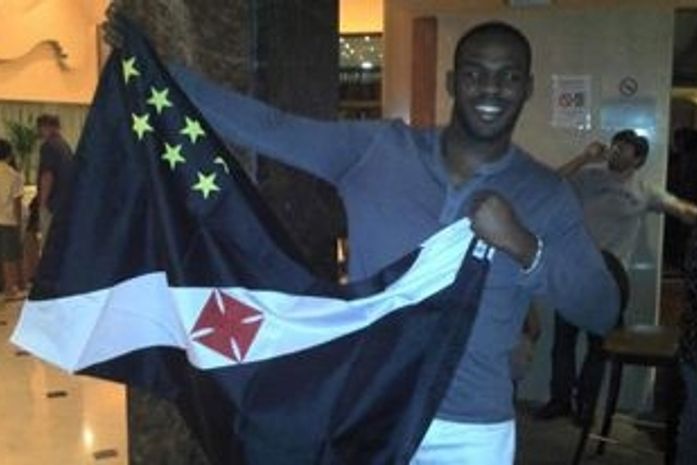 Campeão do UFC, Jon Jones comemora vitória com bandeira do Vasco