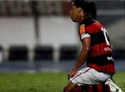 Assis minimiza cobrança ao Fla e diz que Ronaldinho vai cumprir contrato