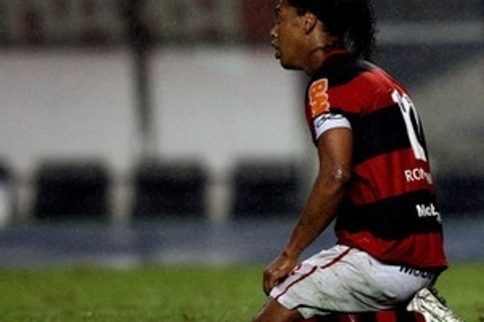 Assis minimiza cobrança ao Fla e diz que Ronaldinho vai cumprir contrato
