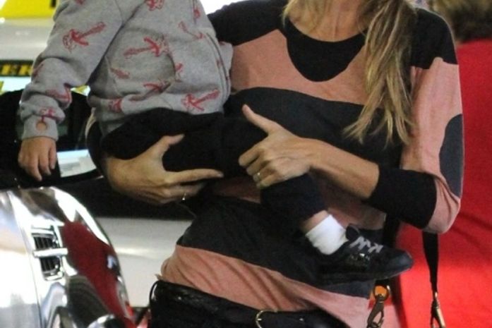 Homenzinho! Benjamin, filho de Gisele, é clicado no colo da mãe