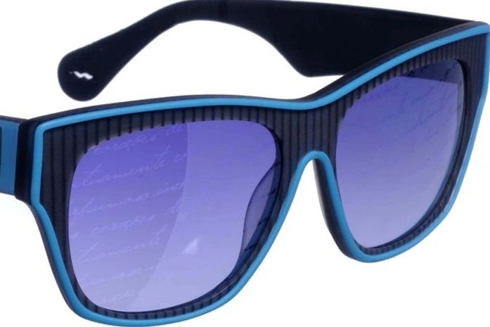 Os óculos de sol com aplicação de mensagem a laser é da linha de Ronaldo Fraga. Preço: R$ 248