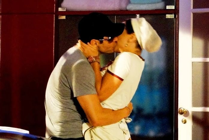 Ai, que confusão! Rosário dá um beijão em Fabian achando que ele é Inácio