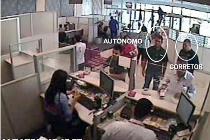 Imagens de Marcos Gomes (corretor) e Cássio Felipe (autônomo) no banco, no
momento do depósito.